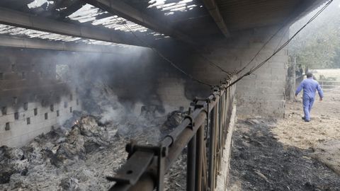 Un establo totalmente destrozado por un incendio en Trasmonte (Friol)