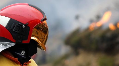 Un bombero en un incendio