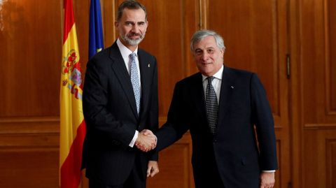 El rey Felipe VI saluda al presidente del Parlamento Europeo, Antonio Tajani, a quien recibi en audiencia hoy en Oviedo donde recoger el premio Princesa de Asturias a la Concordia, otorgado este ao a la Unin Europea. 
