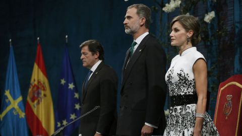 Los reyes Felipe y Letizia junto al jefe del Ejecutivo asturiano, Javier Fernández (i), al inicio de la ceremonia de entrega de los premios Princesa de Asturias 2017