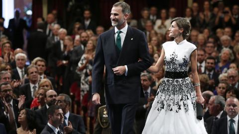 Los reyes Felipe y Letizia junto al inicio de la ceremonia de entrega de los premios Princesa de Asturias 2017, hoy en el Teatro Campoamor de Oviedo