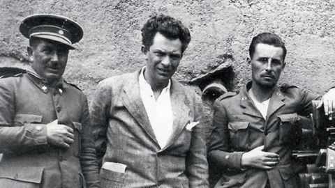 Manuel Chaves Nogales, en el centro de la imagen, retratado en 1934 cuando realizaba para el diario Ahora un reportaje sobre la toma de Ifni