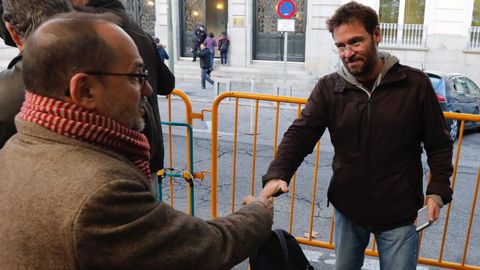 El diputado del PdeCat, Carles Campuzano y el dimitido secretario general de Podem, Albano Dante Fachin, se saludan en las puertas del Tribunal Supremo.