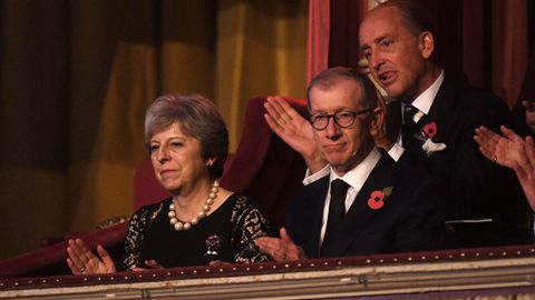 Theresa May y su esposo en una gala en el Royal Albert Hall