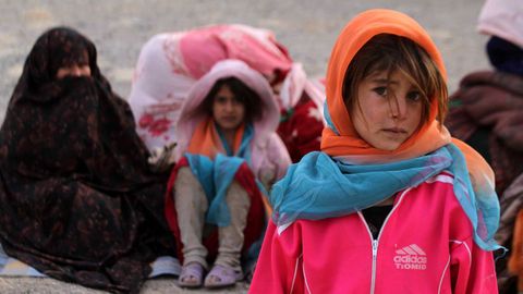 Desplazados internos a causa de la guerra reciben ayuda humanitaria de la Agencia de Naciones Unidas para los refugiados, en Herat, Afganistán.
