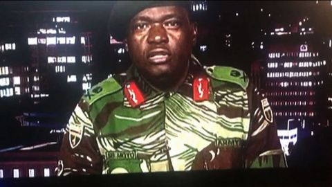 Un portavoz militar de Zimbabue dirige un mensaje al pueblo despus de que, de madrugada, soldados tomasen la sede de la emisora de televisin nacional