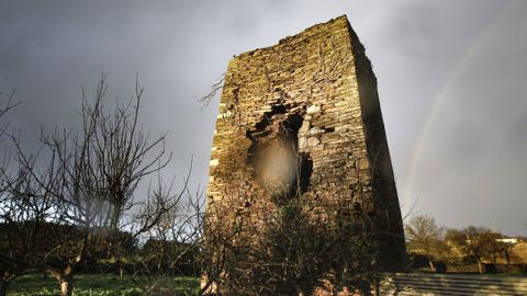Torre de Taboi. Outeiro de Rei, final de la Edad MEdia. Torre de homenaje de lo que fue un castillo completo. Está a punto de derrumbarse.