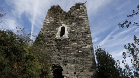 Torre de Caldaloba. Cospeito, siglo XIV. Es de propiedad privada. Fue de Pardo de Cela y atacada en la Revuelta Irmandiña