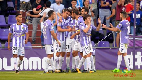 Los jugadores del Valladolid celebran un gol ante el Alcorcón