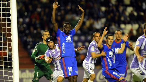 Mariga, junto a Luismi, Linares y Christian buscan el remate en un corner durante el último Valladolid-Oviedo