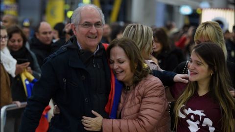 Antonio Ledezma, a su llegada al aeropuerto de Madrid, donde le recibieron su mujer y sus hijas