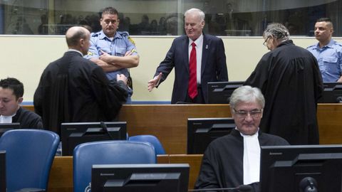 El tribunal orden sacar a un irritado Mladic, que sufri una crisis de hipertensin, de la sala mientras lee su veredicto