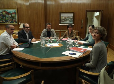 Isabel García Tejerina junto a los representantes de ONG