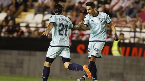 Pere Milla y Marc Mateu celebran un gol en Vallecas