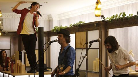 SIDONIE ACTUANDO EN EL EDIFICIO DE LABASE ESTE VERANO