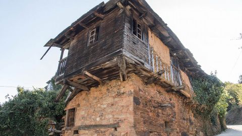 Ruta de Peites. Casa do Rego, construida con pallabarro