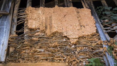Ruta de Peites. Detalle de la construcción con pallabarro en una de las casas del pueblo