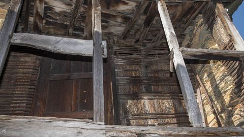 Ruta de Peites. Detalle de la construcción con pallabarro en una de las casas del pueblo