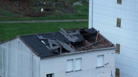 El viento arranca parte de un tejado en el barrio de San Valentín, en Fene