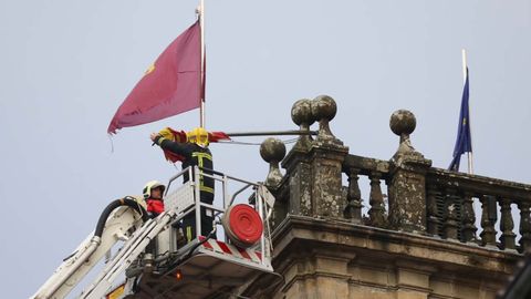 En Santiago, los bomberos tuvieron que retirar la bandera del rectorado que amenazaba con caer al suelo