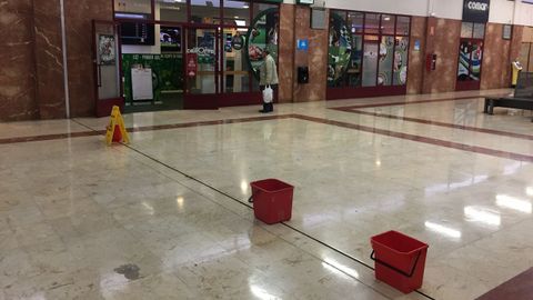 CONSECUENCIAS DEL TEMPORAL ANA: goteras dentro de la estación de buses