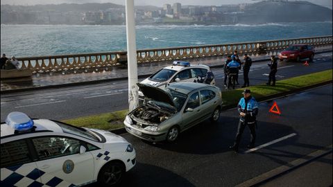 Accidente de tráfico en el paseo marítimo