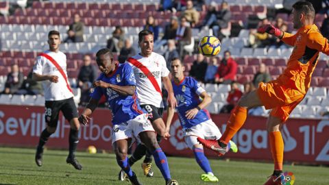 Yaw Yeboah Juan Soriano Real Oviedo Sevilla Atletico.Yeboah trata de llegar a un baln ante la presencia de Juan Soriano
