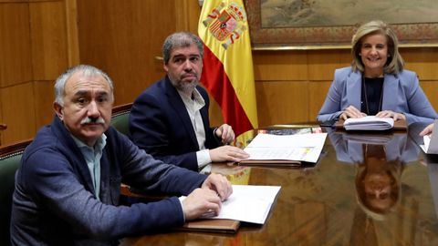Fatima Báñez, con los representantes de CCOO y UGT