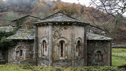 Monasterio de Penamaior. En las laderas de la Sierra do Pico encontramos esta iglesia con una fachada con un bello ejemplo del románico del siglo XII. 42º 52' 36.0 N - 7º 12' 27. 0 W.
