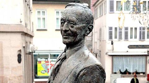 Estatua en bronce de Hermann Hess en su ciudad natal, Calw (Alemania)