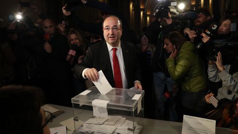 El lder del PSC, Miquel Iceta, ya ha votado en un colegi electoral de Barcelona. 