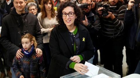 Marta Rovira vota en un colegio de Vic.