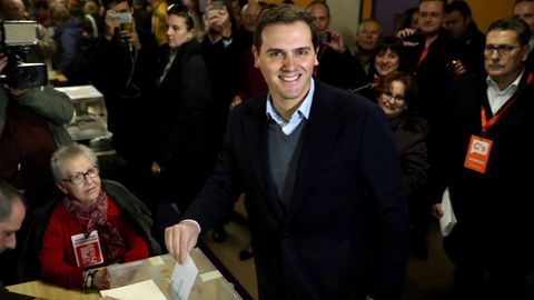 El presidente de Ciudadanos, Albert Rivera, deposita su voto en un colegio electoral de L'Hospitalet de Llobregat. 