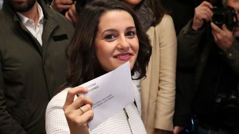 La candidata de Ciudadanos, Ins Arrimadas, vot en un colegio de Barcelona. 