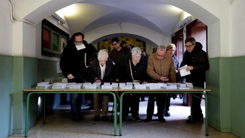 Mesa con papeletas en un colegio electoral del barrio de Les Corts, en Barcelona