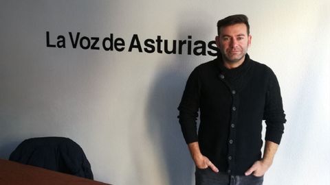 Luis Arturo en la redaccin de La Voz de Asturias