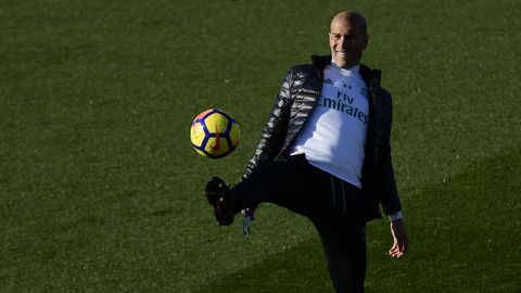 El entrenador del Real Madrid, Zinedine Zidane, durante una sesión de entrenamiento en la ciudad deportiva de Valdebebas