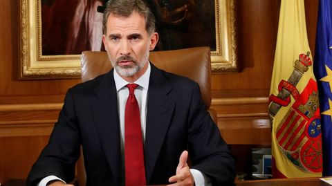 Mensaje de Felipe VI el día 3 de octubre. El rey acusa a las autoridades catalanas de quebrantar los principios democráticos y la convivendia, y de poner en riesgo la estabilidad de España. «Deslealtad inadmisible», dice.