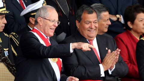 Pedro Pablo Kuczynski (izquierda) y su hasta ahora ministro de Defensa, Jorge Nieto