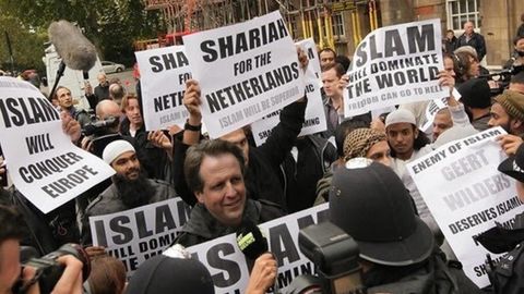 Un montaje publicado por el holands Geert Wilders, en el que apareca un poltico del partido Demcratas 66 rodeado de pancartas que amenazaban con que el Islam tomara Europa 