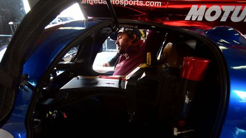 El piloto espaol Fernando Alonso del equipo United Autosports prueba el asiento de su vehculo  en Daytona