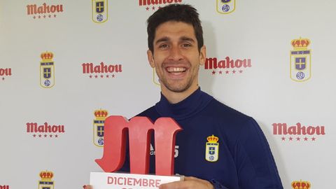 Forlin Real Oviedo Requexon.Juan Forlin recibe el premio como mejor jugador de diciembre