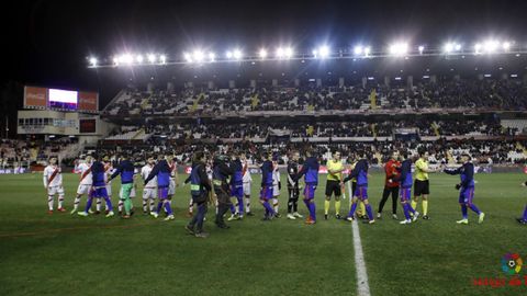 Jugadores del Oviedo y del Rayo se saludan