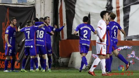 Jugadores del Oviedo celebran el gol de Christian en Vallecas