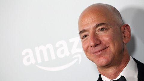 JEFF BEZOS (AMAZON). Fortuna de 72.800 millones de dlares. Bezos ha sido criticado por su poca solidaridad. Hace poco anunci una donacin de 33 millones para becas de ayuda a los dreamers.
