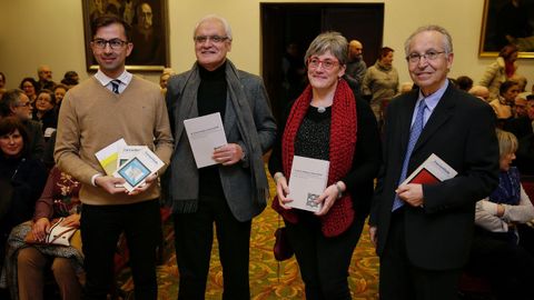 Pedro F. Castelao (actual director de «Encrucillada»); Freixanes, presidente da RAG; Marisa Vidal (secretaria da revista); e Torres Queiruga, primeiro director da publicación