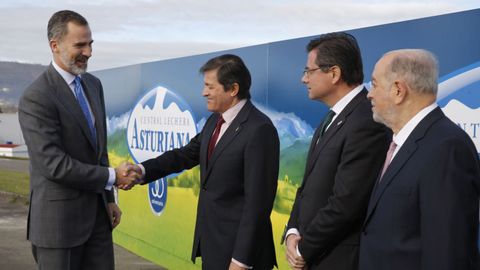El rey visita la Central Lechera Asturiana