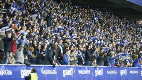 La afición anima en el Carlos Tartiere