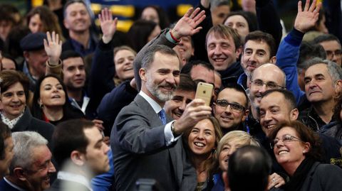 Felipe VI se saca una foto con socios y trabajadores de Central Lechera Asturiana