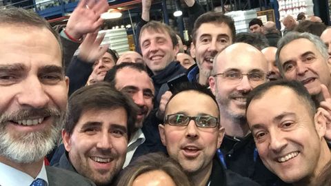 El selfie que el rey Felipe VI se sacó con los trabajadores de Central Lechera Asturiana.El selfie que el rey Felipe VI se sacó con los trabajadores de Central Lechera Asturiana